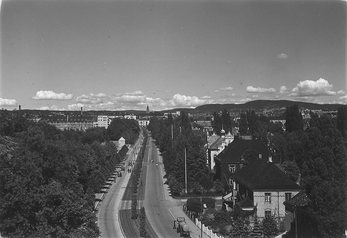 Oversiktsbilde over Kirkeveien ved Vigerlandsparken mot Vestre Aker kirke. Fotografert 1940.