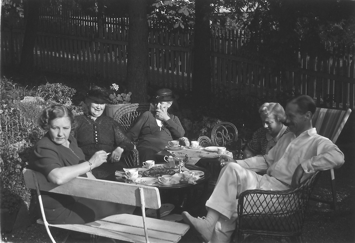 Kaffeselskap i haven. Fotografert 1940.