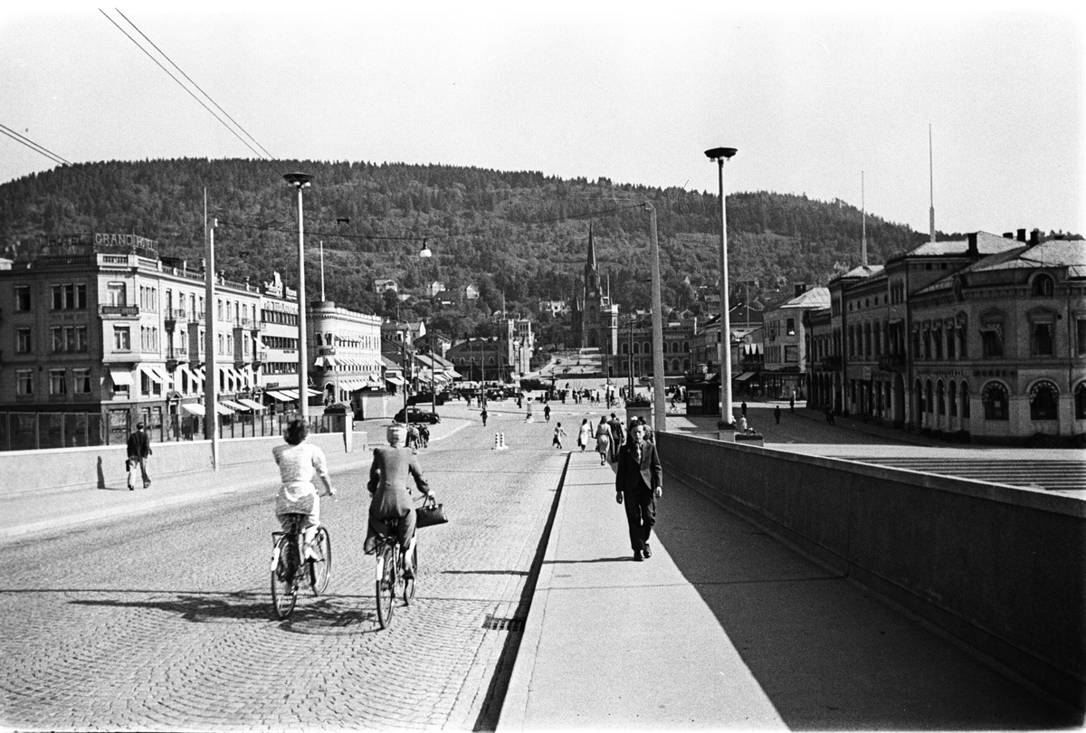 Gateliv ved bybroen i Drammen, med kirken og bybebyggelse. Fotografert 1940.