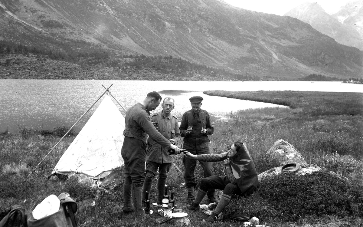 Fire menn på telttur ved Nakkevannet nær Tromsø. Fra venstre: Salomon Shotland, Oscar Haugen, Johan Johansen og ukjent mann.