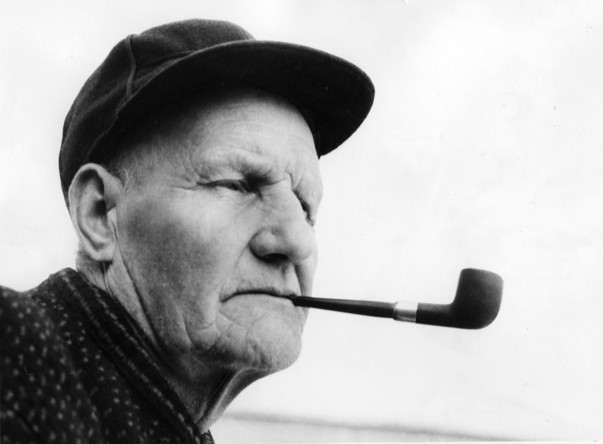 En mann med pipe, Fiskevollen ved Sølensjøen i Øvre Rendalen.