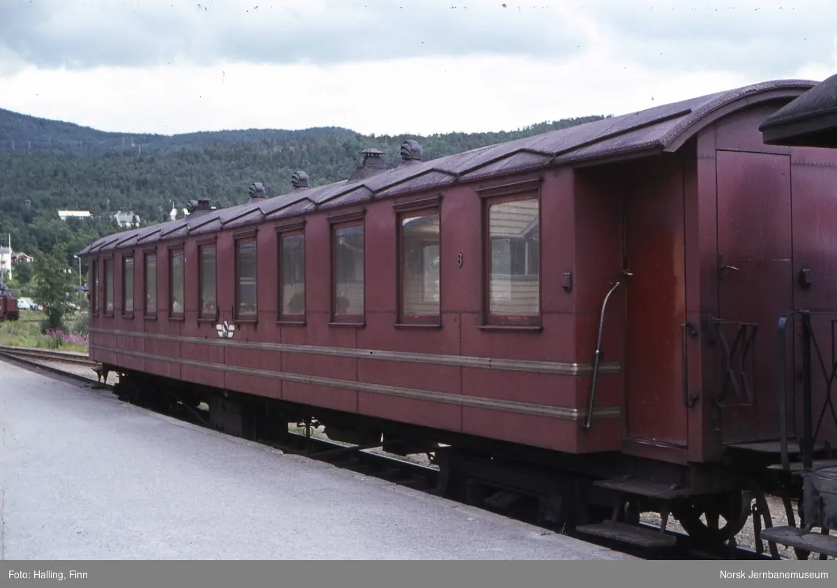 Sulitjelmabanens personvogn Bo nr. 8 på Finneid stasjon