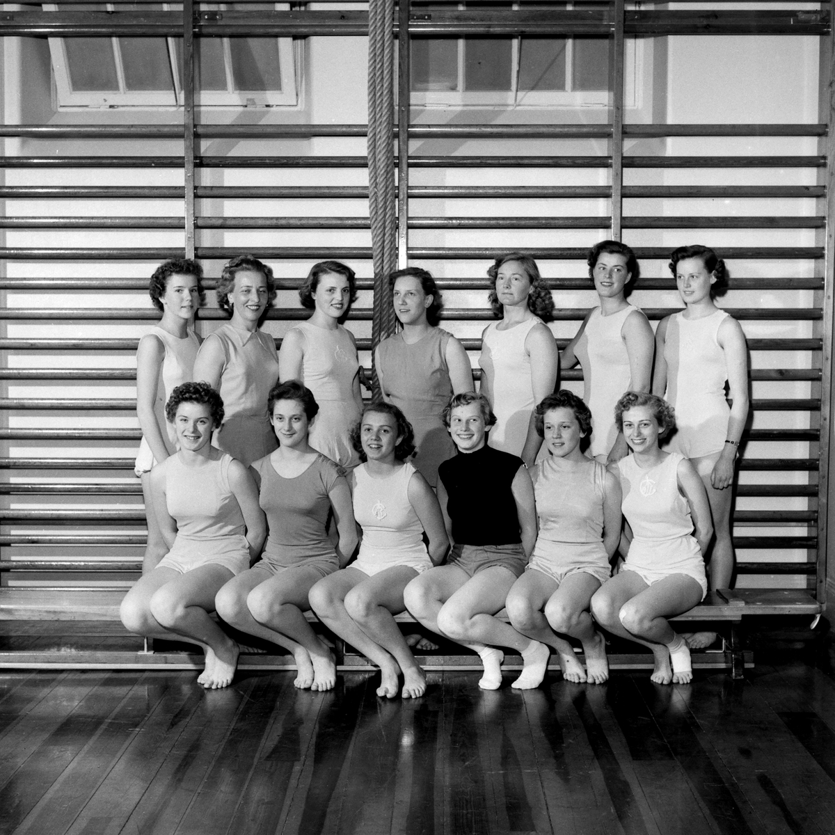 Kvinnliga medlemmar i ABF:s Gymnastikförening 1953. Platsen har inte lokaliserats men sannolikt gymnastiksal i någon av Linköpings skolor.