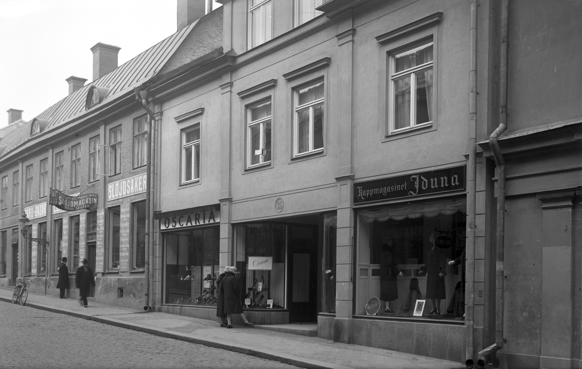 Parti av Storgatan i Linköping 1927. Närmast Storgatan 35 som vid tiden inrymde damekiperingsaffären Iduna och Oscaria, skofabrikör Ernst Åqvists filial i Linköping.