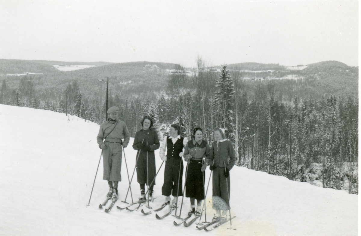 Gruppe frå v. Eilev Øynebråten ,Kari Golberg, Anne Brekke, Anne ...