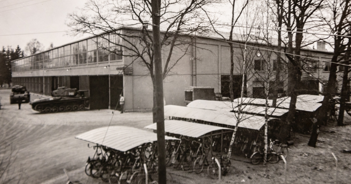 Tygverkstaden, byggnad 129, april 1945

Bild 1
Stridsvagnsverkstaden, där några stridsvagnar väntar på att köra in.

Bild 2
Personalens cykelparkering. På gaveln var ingång till kontor och mäss.