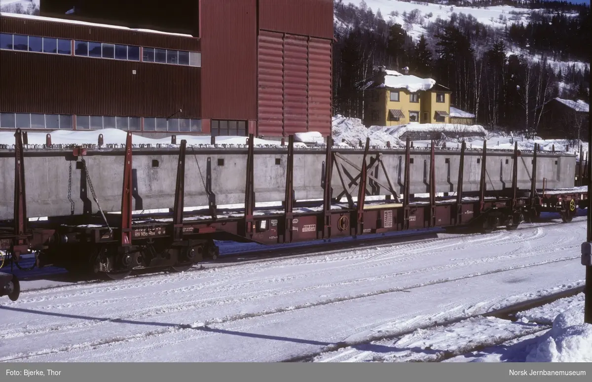 Plattformvogn litra Rgps nr. 393 3384-6 med betongbjelker på Fagernes stasjon