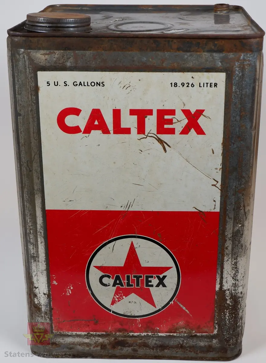 Metallboks for smørefett fra Caltex på 5 US Gallon = 18.926ltr. Rektangulær utforming med skrukork i metall. 
Den har en del rust, og lakk er stedvis flasset av. Boksen er tømt og rengjort. Har vært montert (sveist) bærehåndtak på toppen, men det mangler.
Boksen har lakkerte felt på alle 4 sider i rødt og hvitt, og med påskrift og Caltex-logo i rødt, hvitt og sort.
På boksen står det: Det finnes et Caltex produkt for ethvert smørebehov. Caltex smøremidler gir effektiv smøring,- minsker slitasjen,- minsker friksjonen,- gir varig beskyttelse.
