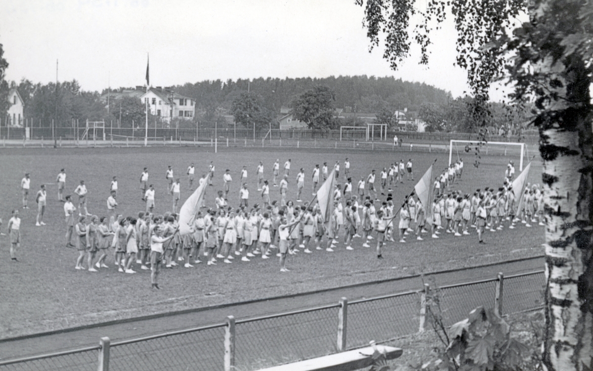 Gymnastikuppvisning på Köpings IP (idrottsplatsen) den 8 juni 1936, högtidstal av Disponent Omar Hallström.