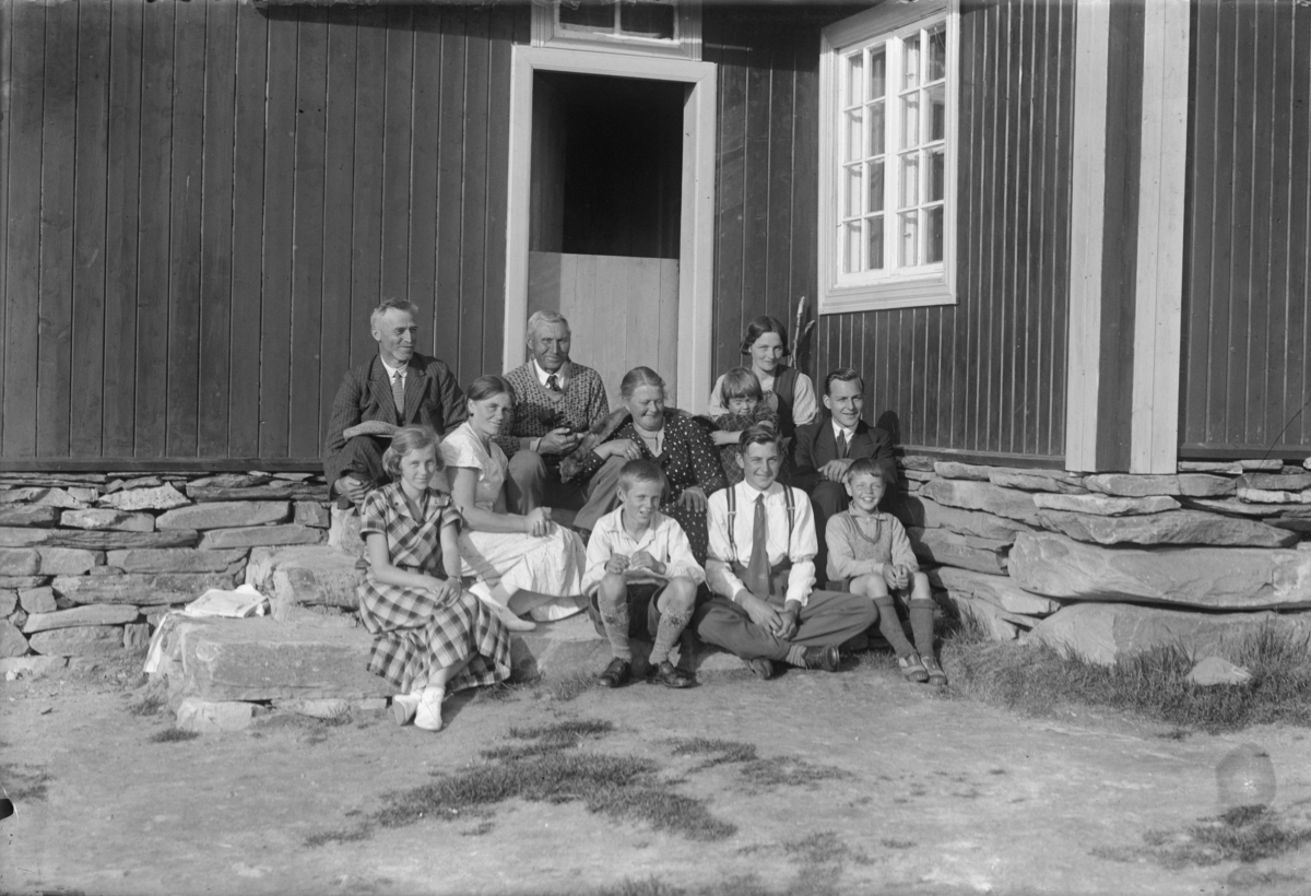 En del personer på Krekke seter. - Maihaugen / DigitaltMuseum