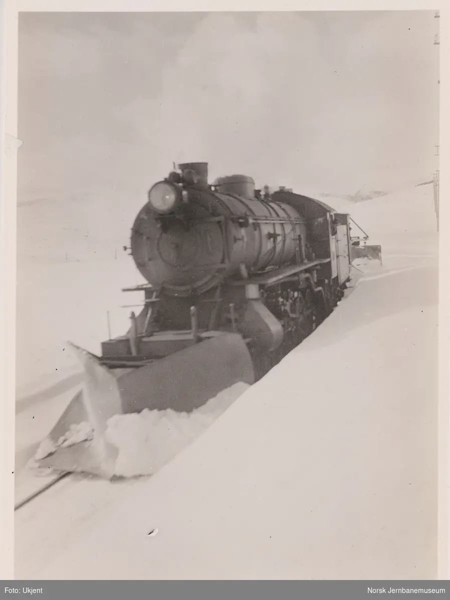 Damplokomotiv type 31a med snøryddingstog i nærheten av Finse