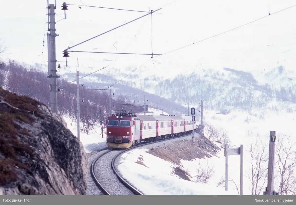 Elektrisk lokomotiv El 16 2212 med dagtog 601 Oslo-Bergen ankommer Ustaoset