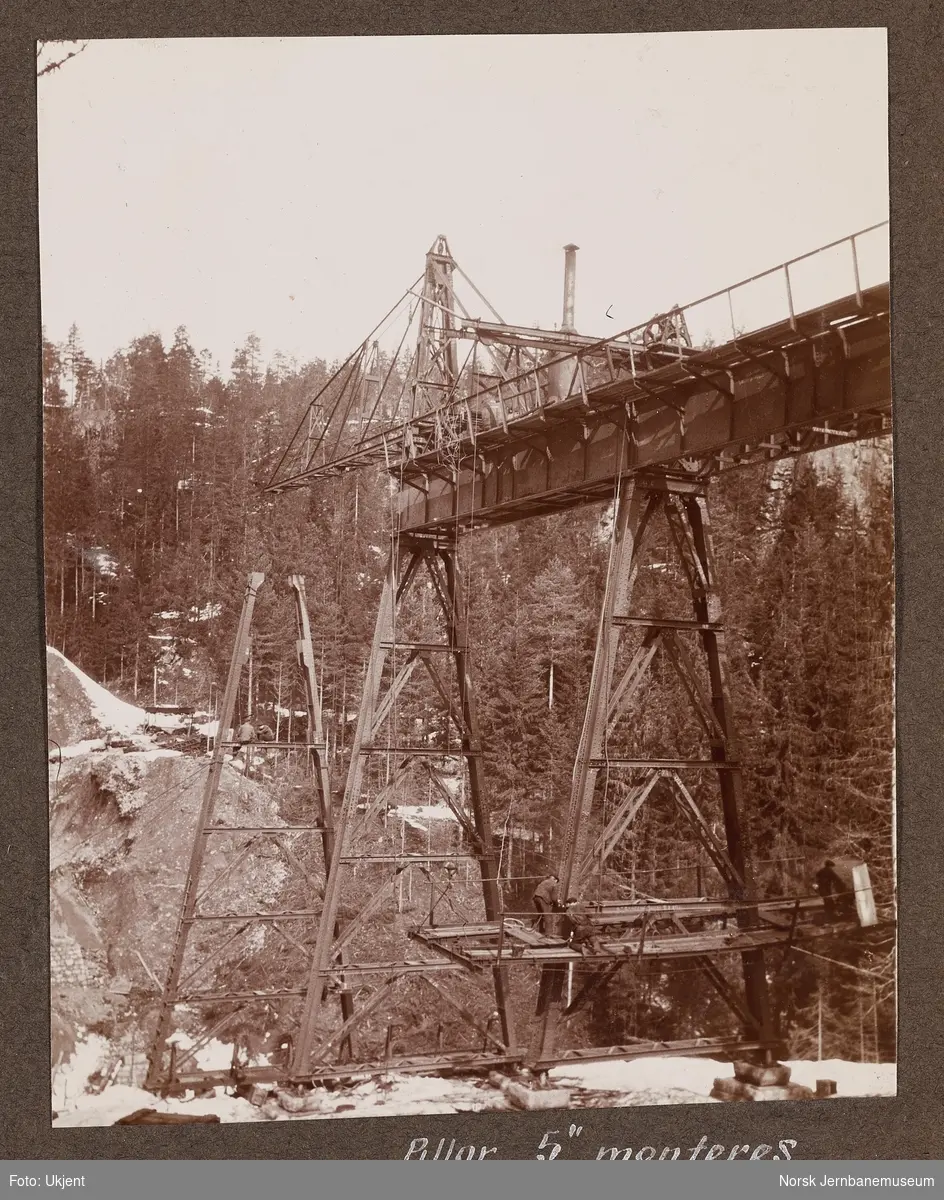 Tjerndalen viadukt på Bratsbergbanen under bygging. Montering av pillar 5
