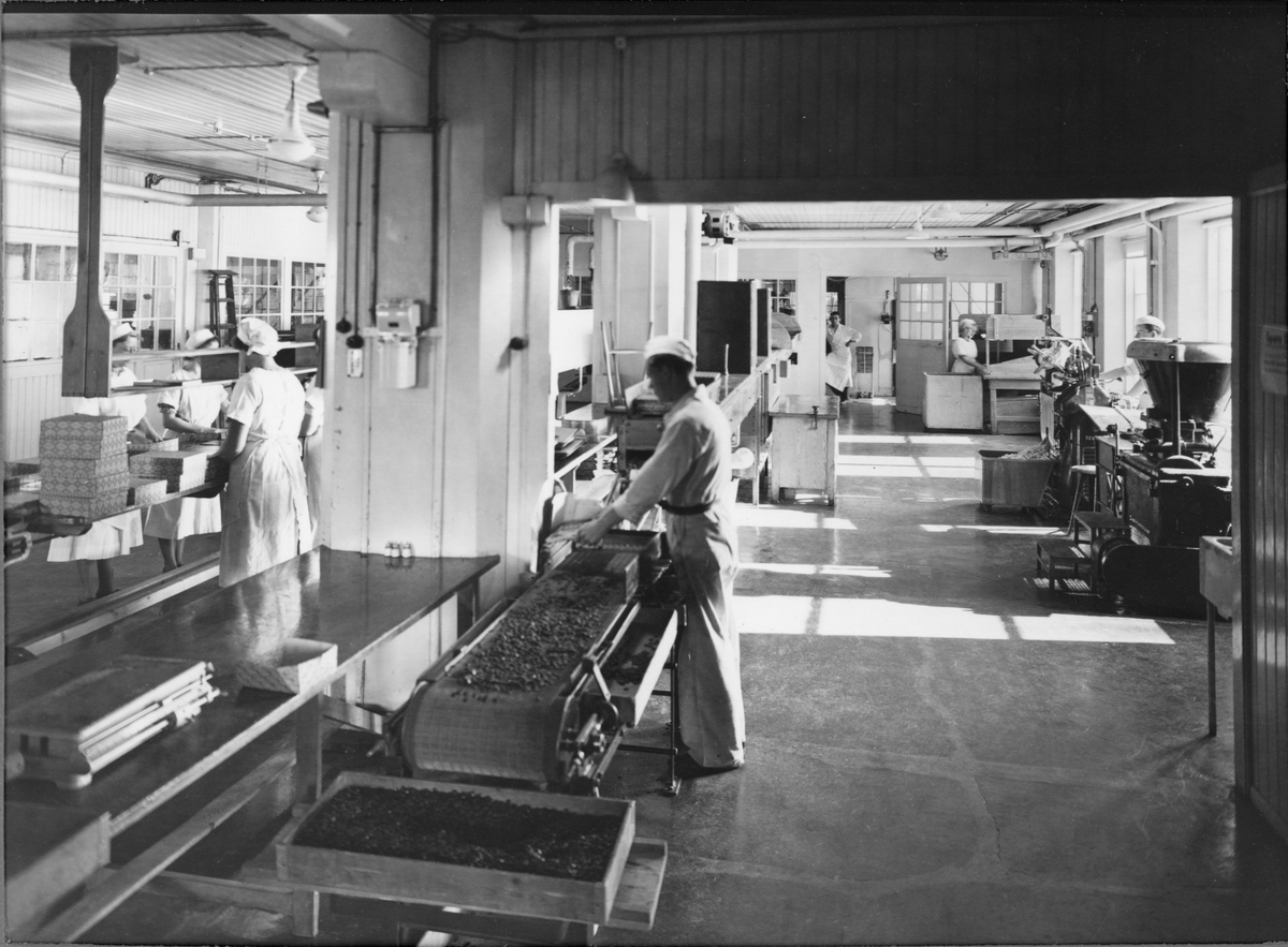 Interiör från Ahlgrens Tekniska Fabrik på Brynäs, Gävle, 1946.