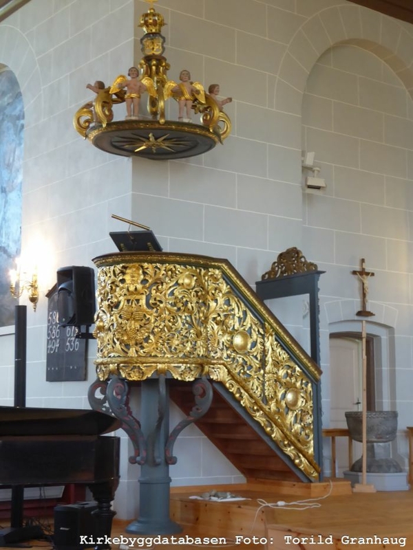 Prekestolen fra gamle Hof kirke. Restaurert i 1955. Foto: Torild Granhaug (kirkesøk.no)
