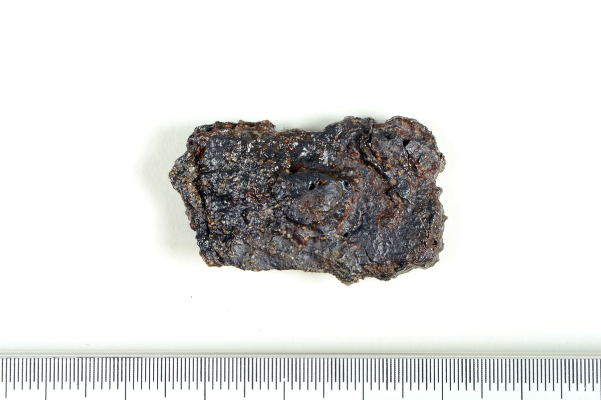 Ett fragment av jern funnet i lag 2 i S10214, en avfallsgrop i det som er tolket som et smieområde.  Funnet er konservert.