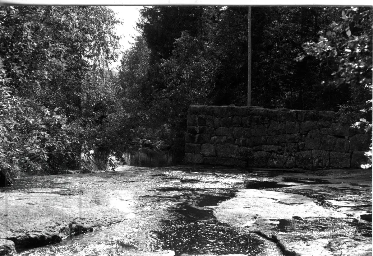 Rester av muren etter Bolken tresliperi i "Myllsdalen"