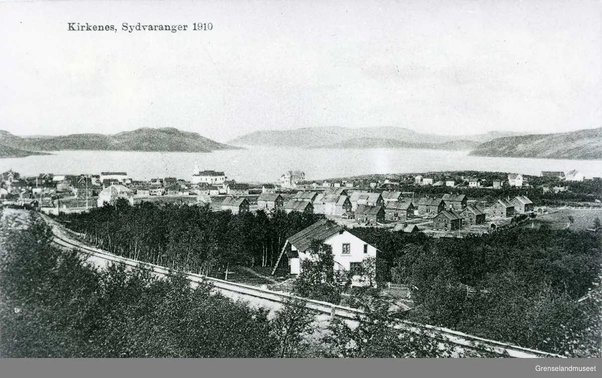 Kirkenes omkring 1910. Det hvitmalte huset i forgrunnen er legeboligen "Solheim". 
