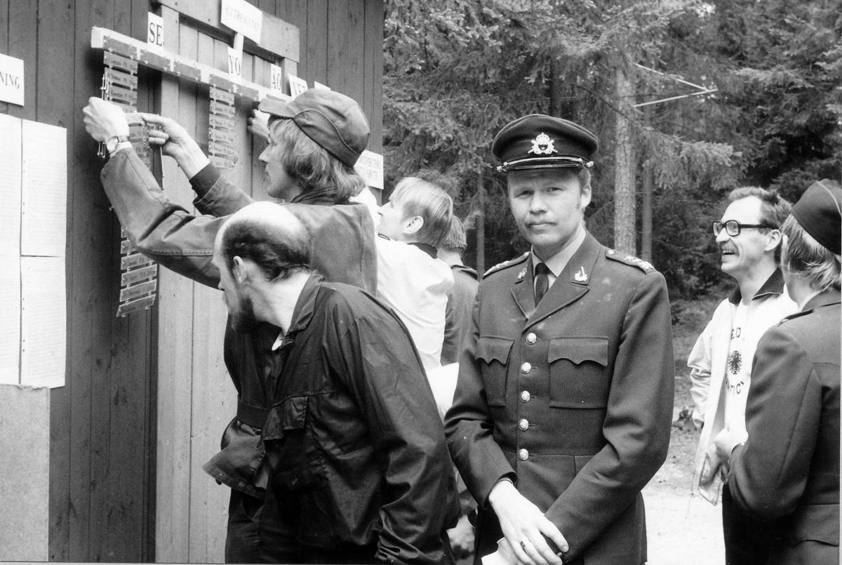 Fälttävlan P1-P10, 1973

Granskar och begrundar tävlingsresultat gör frv fanjunkare Gösta Håkansson (P 1), fanjunkare Arne Granath, redan ombytte kaptenen Göran Dahlström och majoren Bill Nyman.