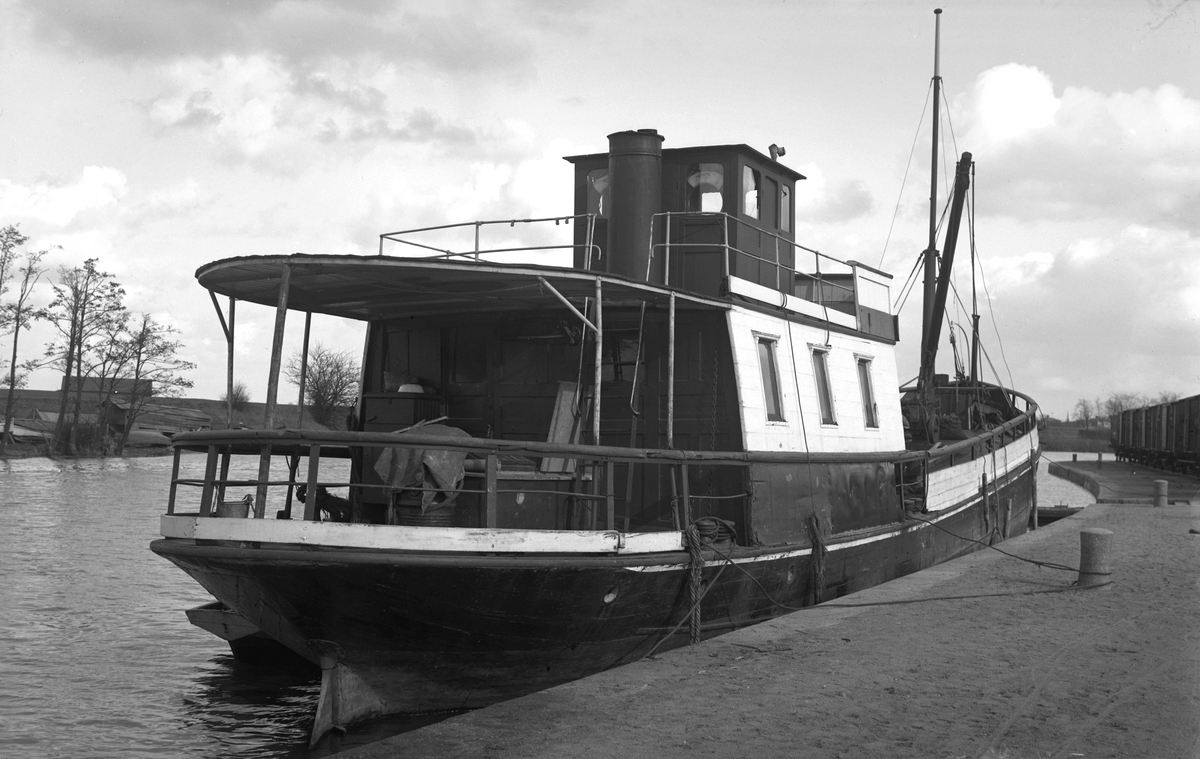 Fraktfartyget Linné i Linköpings hamn. Året är 1935.