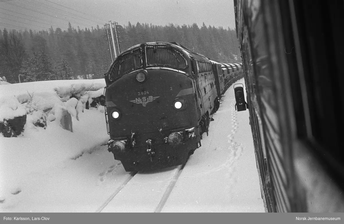 Diesellokomotiv Di 3 624 med kistog til Muruvik på Kopperå stasjon