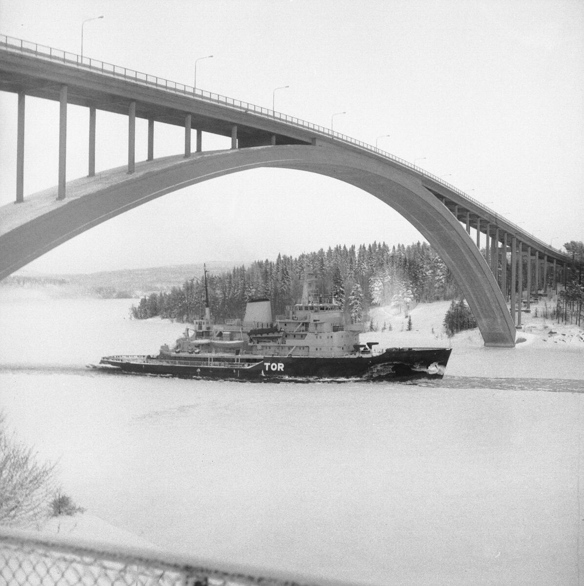 Fartyget Tor vid Sandöbron

