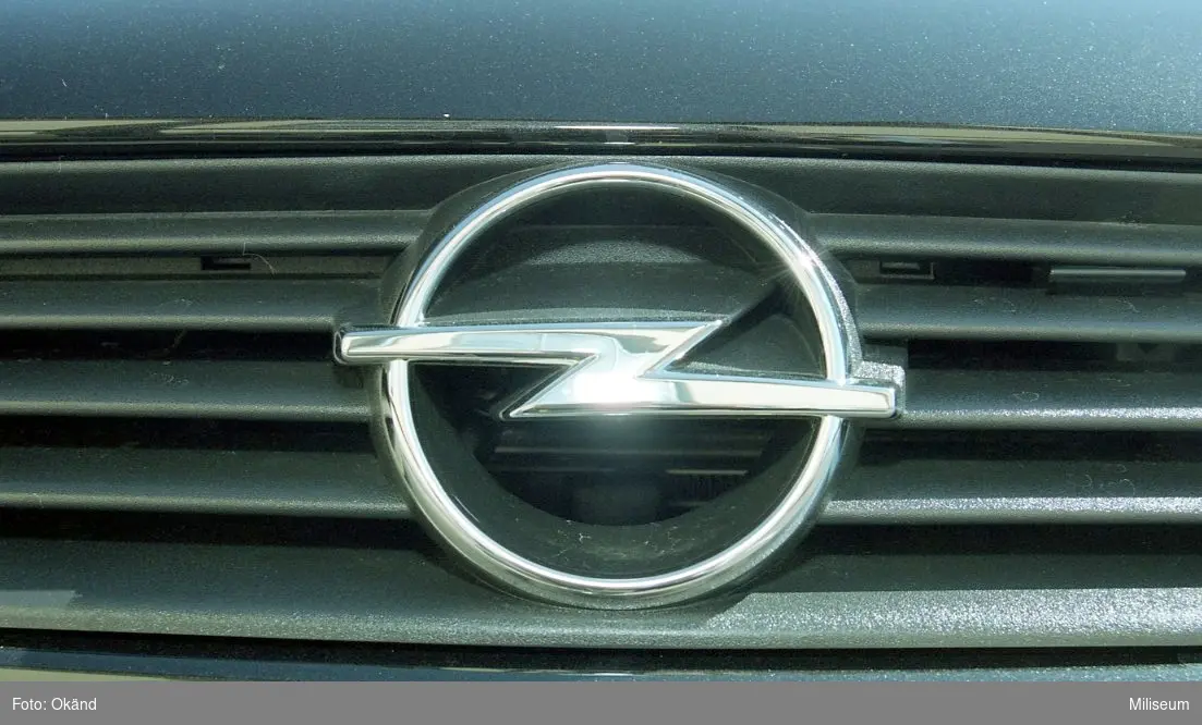 Personbil. Ett Opel märke.