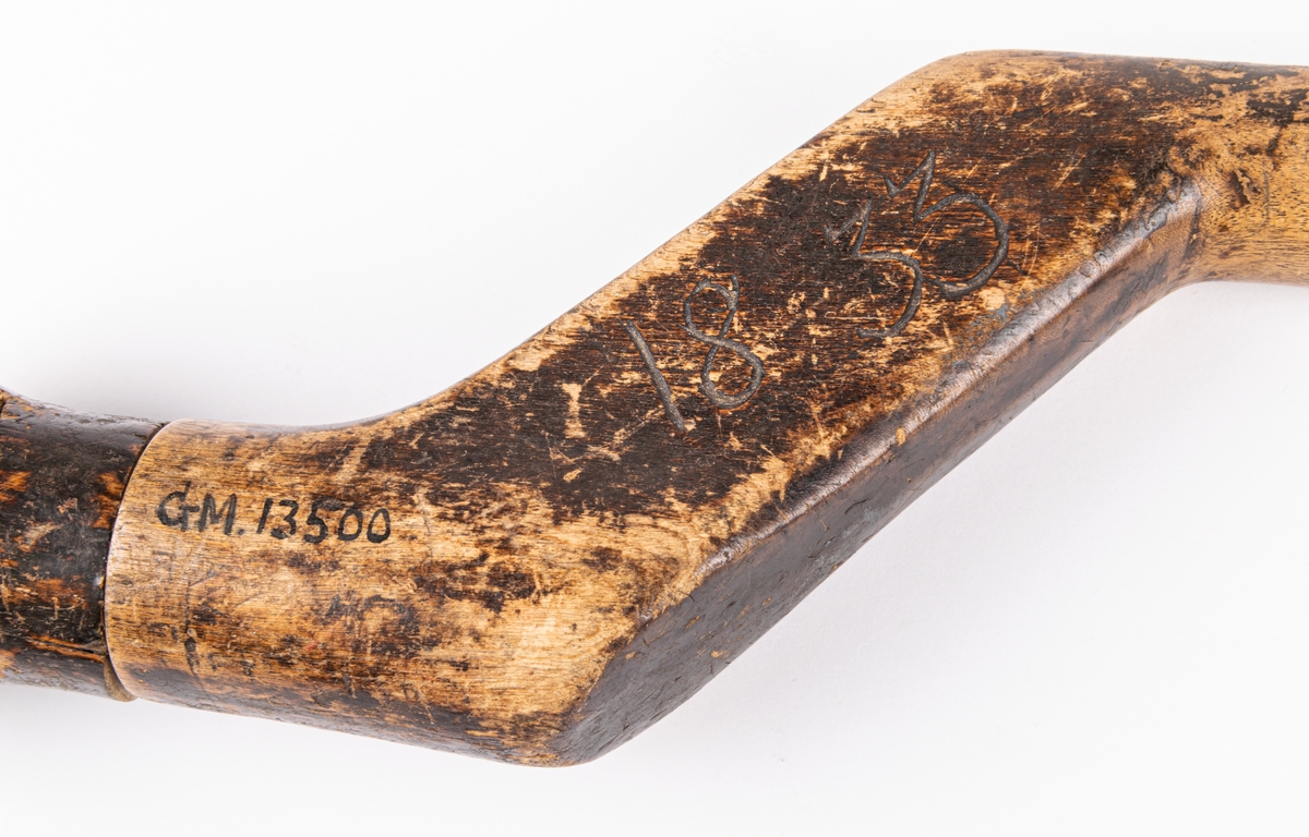 Borrsväng av trä, märkt 1833, jämte 7 lösa järnborr i träskaft.