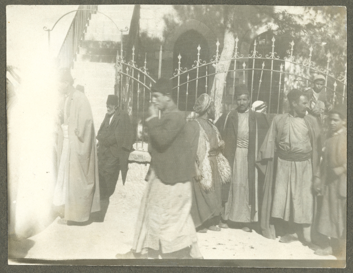 Bilden visar befolkningen i Jerusalem med orientaliska kläder och fez som huvudbonad.
