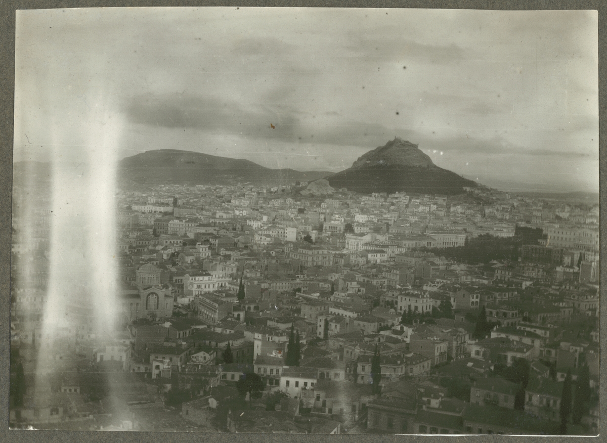 Bilden föreställer en stadsvy över Athen med berget Lykabettos.