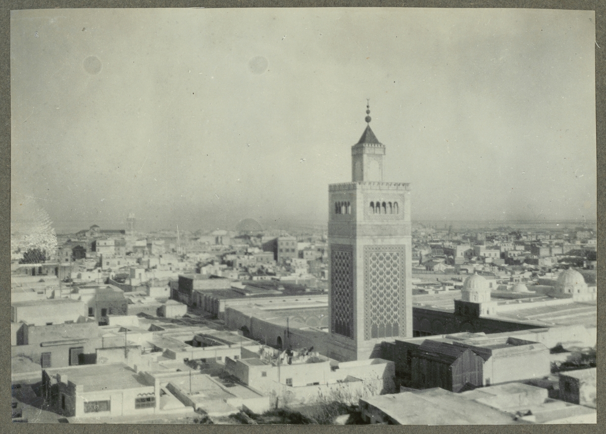 På denna stadsvy från Tunis dominerar minareten av Ez-Zitouna Moskén i mitten av bilden.