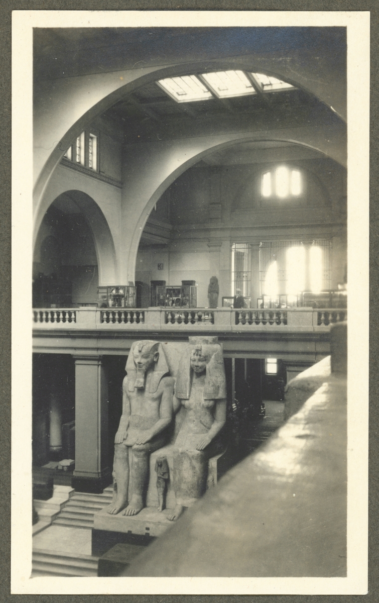 Bilden visar det Egyptiska museet i Kairo inifrån med en monumental skulptur av Amenophis III och Teje.