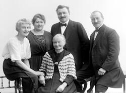 Innskr. på negativkonvolutt: "Herr Dørum med familie" - 1921