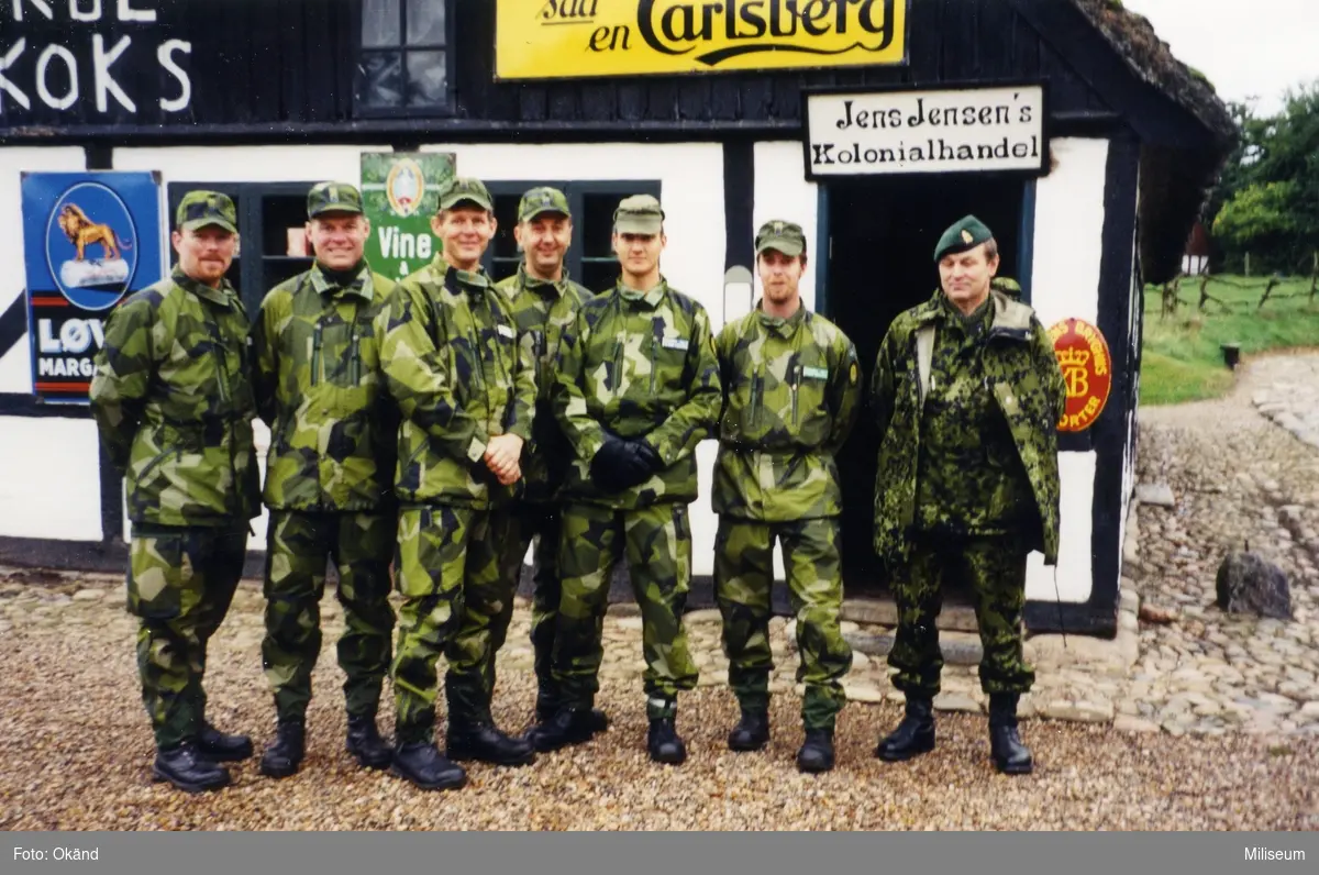 Ing 2 officerare på studieresa i Danmark. Från vänster: Robert Roos, Mats Einarsson, Tomas Lööf, Börje Creutz, Joakim Carlsson, Robert Magnusson och en dansk officer.