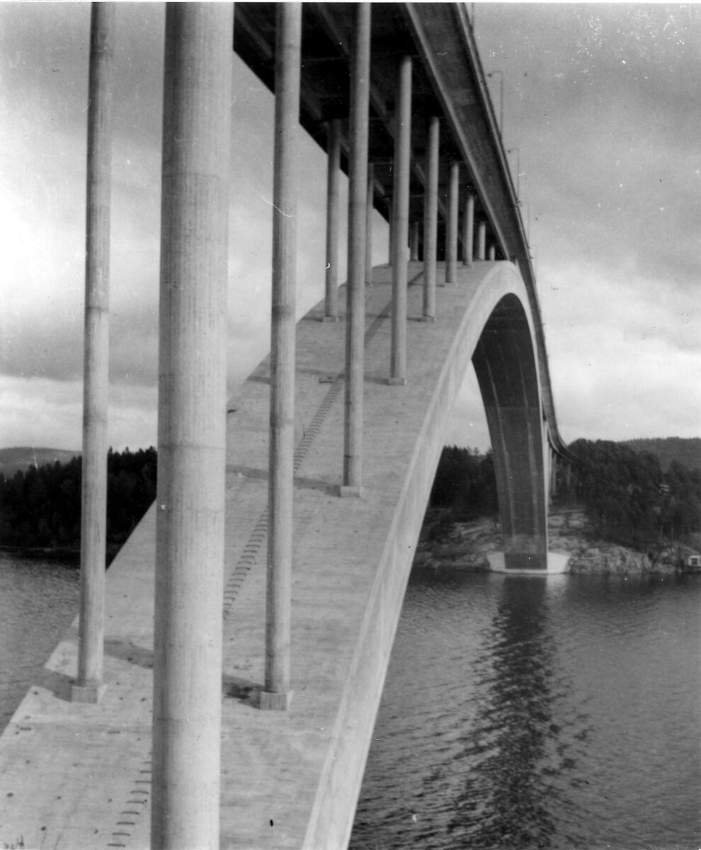 Sandöbron. Bågbro över Ångermanälven. Bron går mellan Lunde och Klockestrand, via Sandö. Kramfors kommun. 
