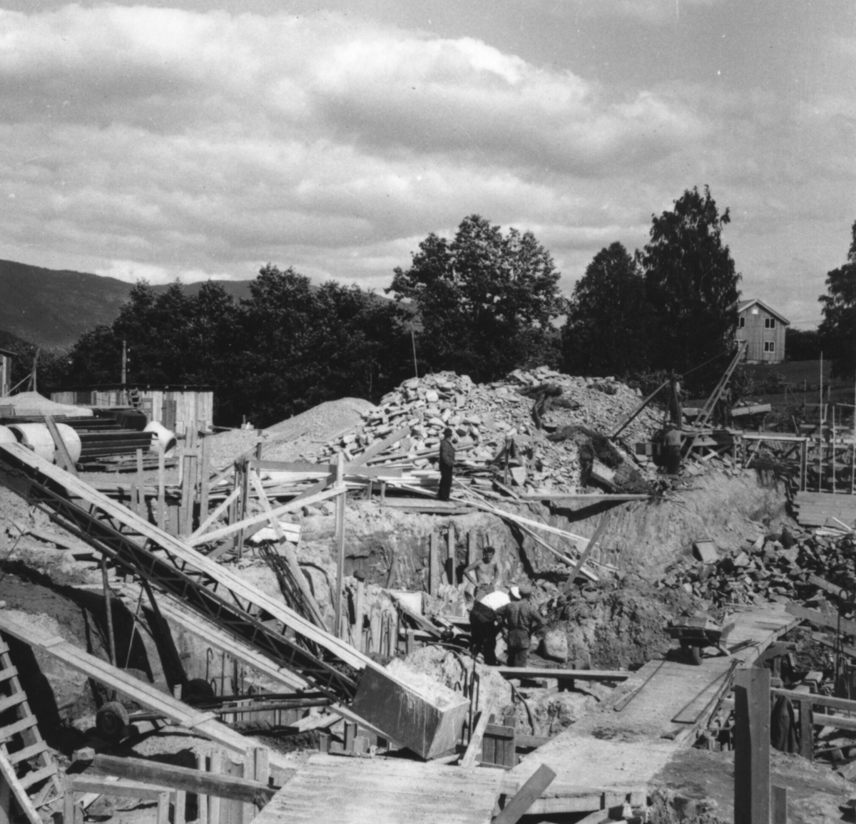 Ni bilde av grunnarbeidet ved bygginga av Bø mølle.  Mølla stod klar til bruk i 1953.