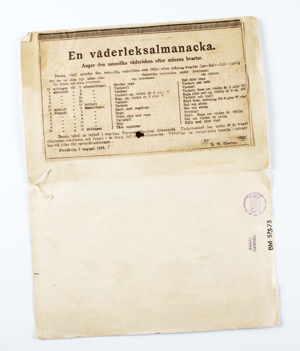 Väderalmanacka. Tillverkad i Stockholm 5 augusti 1916. Längst ned till höger: "A. W. Gleerup". Papperslapp, limmad på styvt, rektangulärt, vikt pappersark. Längd 270 mm, Bredd 210 mm. Text: "En väderleksalmanacka. Anger den sannolika väderleken efter månens kvarter". Insidan med handskrift: "Väderleks-Tabell Uppsatt af Doktor Hershel". Med tidsangivelser och väderrapporter.