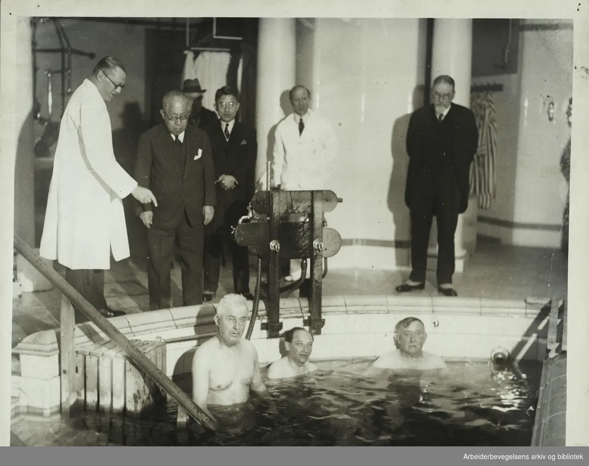 Presidenten for Japans Røde kors, prins Tokugawa besøker "the British Red Cross Society Clinic" for behandling av reumatiske lidelser ved Peto Place i London. Arbeidermagasinet. 11. Desember 1933