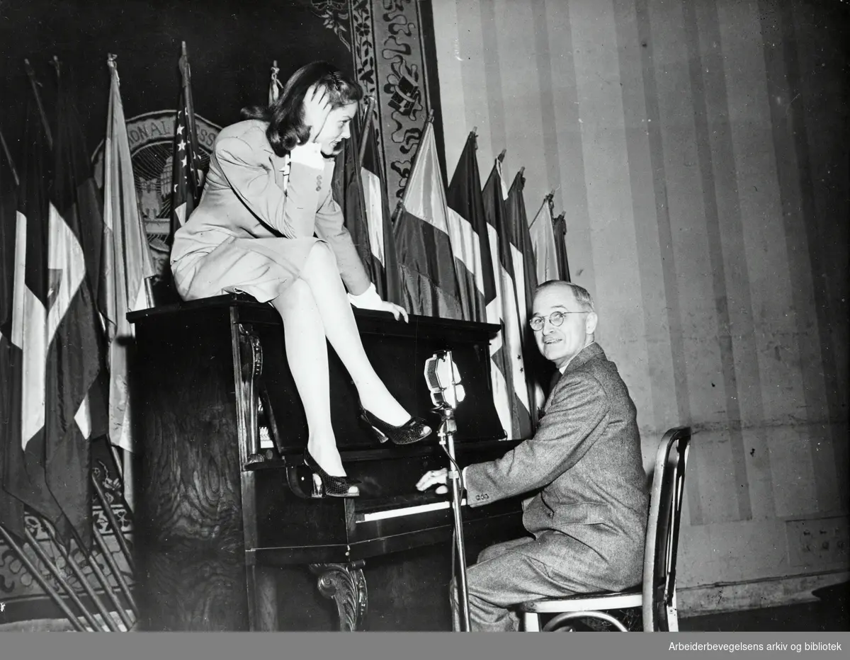 Skuespillerinnen Lauren Bacall og vise-president Harry S. Truman underholder på "National Press Club in Washington, DC". 10. Februar 1945. Arbeidermagasinet