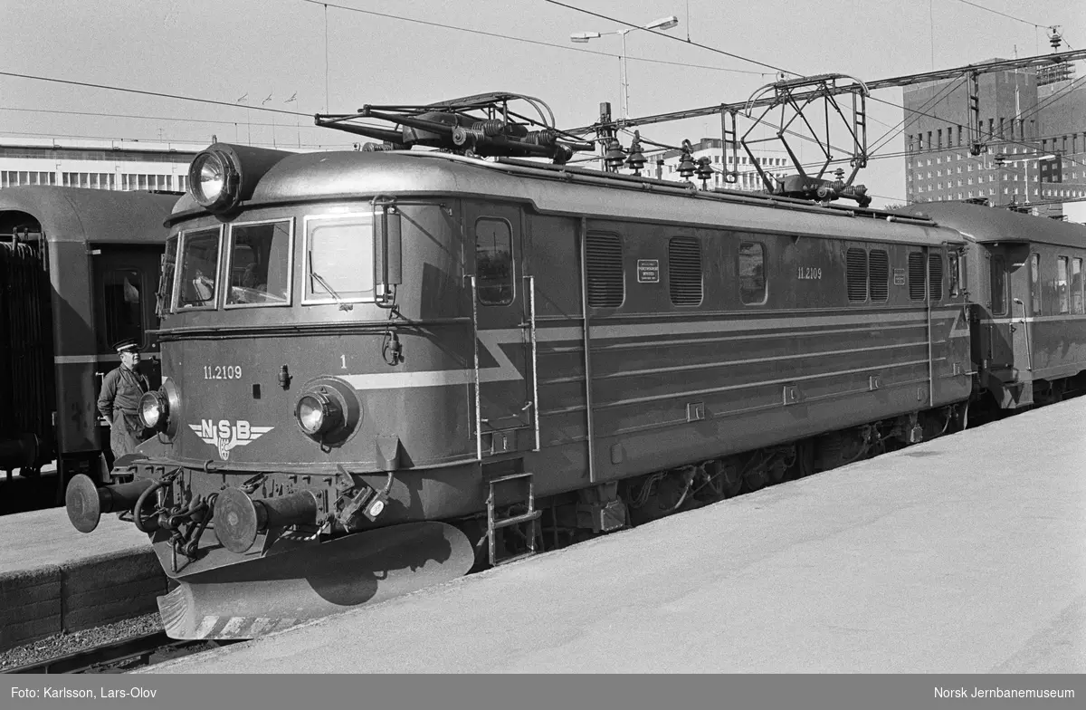 Elektrisk lokomotiv El 11 2109 med persontog til Larvik, tog 813, i spor 4 på Oslo Vestbanestasjon