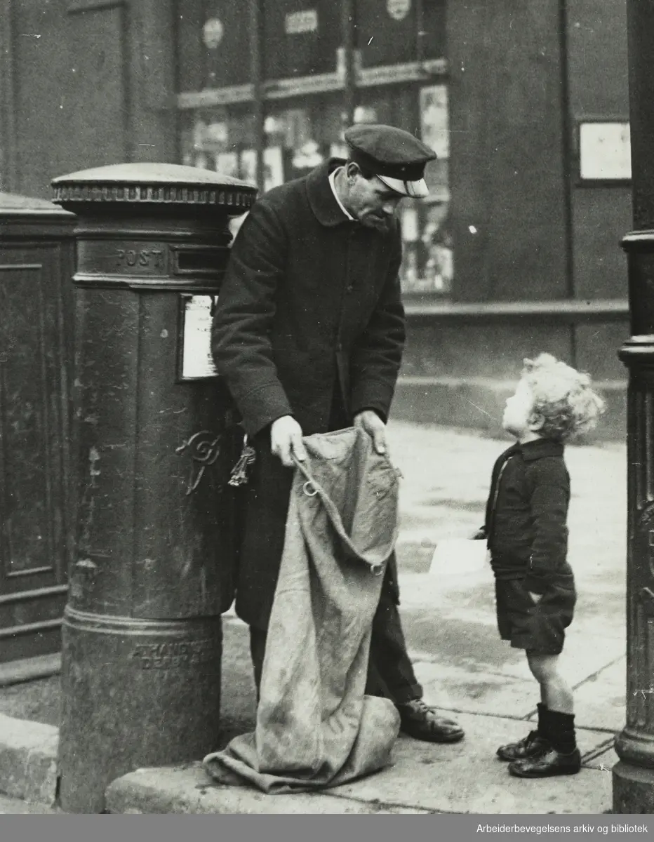 "The early bird". Denne gutten i London var tidlig ute med sin ønskeliste til julenissen. Postmann. Postkasser. Arbeidermagasinet. 9. Desember 1932.