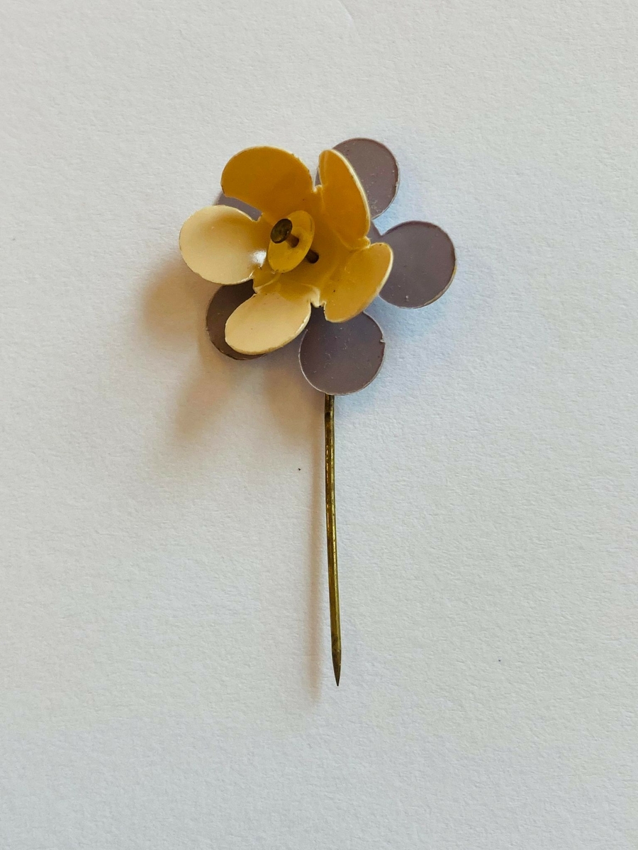 Samlingen består av både enkelte maiblomster og maiblomstkranser (seks små blomster i en ring med nål bak). 
