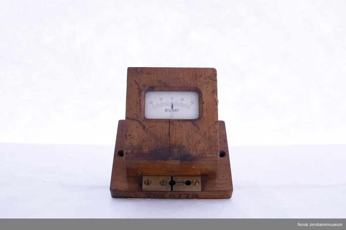 Milliampermeter i tre med påskrift T. nr. 8778. 
Måler opp til 40 m/a.