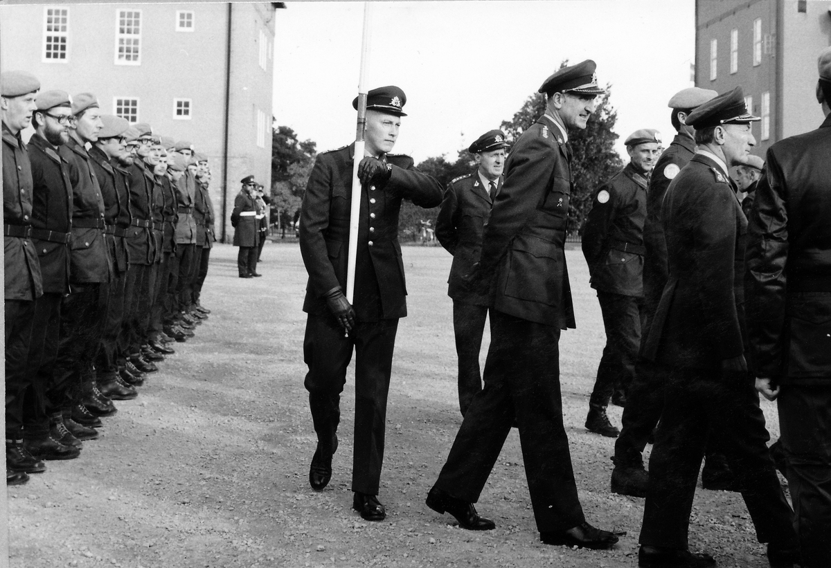 Kaserngården, 1973

FN bataljon 51C inspekteras av arméchefen vid P 10 1973-10-24.

Bild 1 Ut från kanslihuset kommer arméchefen general Carl-Erik Almgren, överste Karl-Gustav Norderup Ast/FN, överste Stig Colliander och standarförare (ur P 10/Fo 43) löjtnant Lars Liljenstolpe.

Bild 2 Arméchefen med följe inspekterar bataljonen. Arméchefens standard förs av löjtnant Lars Liljenstolpe.

Bild 3 Arméchefen visiterar bataljonen.

Bild 4 Arméchefen visiterar bataljonen.

Bild 3 Båda fanvakterna uppställda framför FN bataljonen