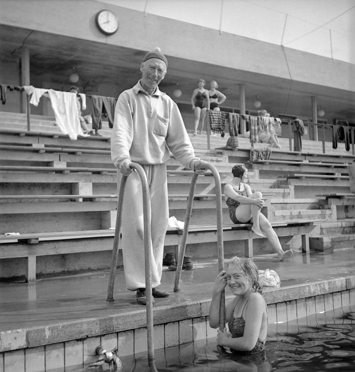 Motiv från 1944 års upplaga av de så kallade korporationsimningarna i Tinnerbäcksbadet. Evenemanget hölls i Linköpings allmänna simsällskaps och tidningen Östgötens regi.
