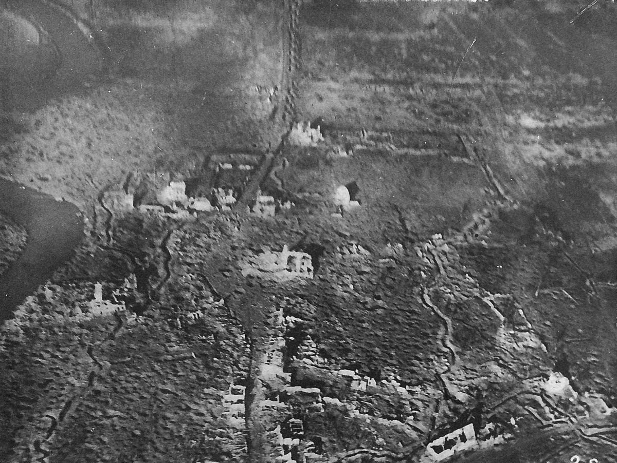 Den av fransk artillerield fullständigt förstörda byn Deulemont vid västfronten. Fotografi taget av en tysk spaningsflygare.