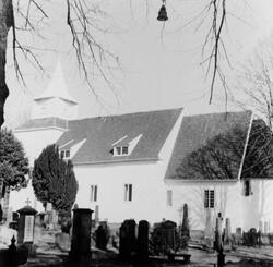 Fjære kirke ved Grimstad i Aust-Agder.  Kvitfarget kirkebygn