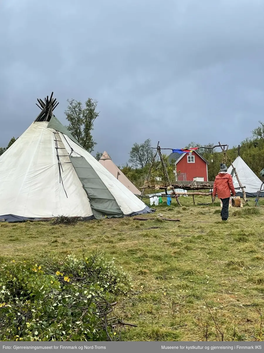 Protestleiren på Markoppneset i Finnmark i 2021. Protestbevegelsen mot dumping av gruveavfall i Repparfjorden har samlet seg og har etablert en teltleir. Bildet er del av en serie som dokumenterer leiren og omgivelsen i området. Alle avbildete personer har gitt sitt samtykke.