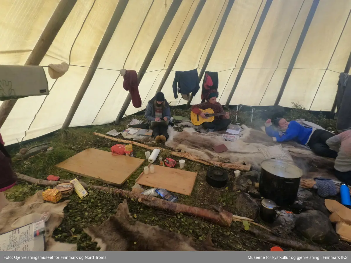 Protestleiren på Markoppneset i Finnmark i 2021. Protestbevegelsen mot dumping av gruveavfall i Repparfjorden har samlet seg og har etablert en teltleir. Bildet er del av en serie som dokumenterer leiren og omgivelsen i området. Alle avbildete personer har gitt sitt samtykke.
