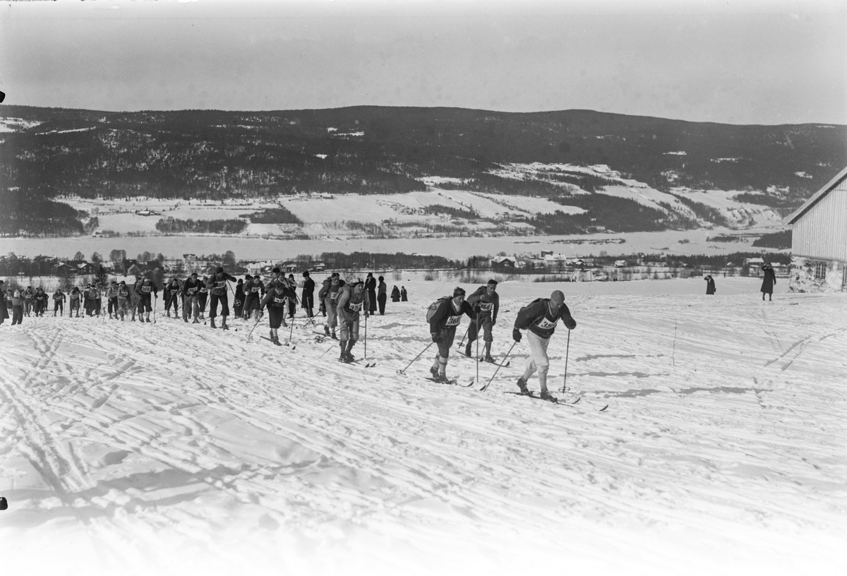 Birkebeinerrennet 1933. Start på Lysgårdsjordet. Fra høyre: Sigurd Vestad, Oscar Fredriksen, Kåre Hatten, Arne Rustadstuen, Trygve Beisvåg.